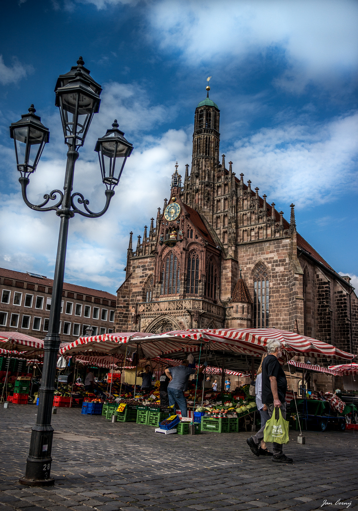 Samsung NX1100 + Samsung NX 20-50mm F3.5-5.6 ED sample photo. Nuremberg market photography