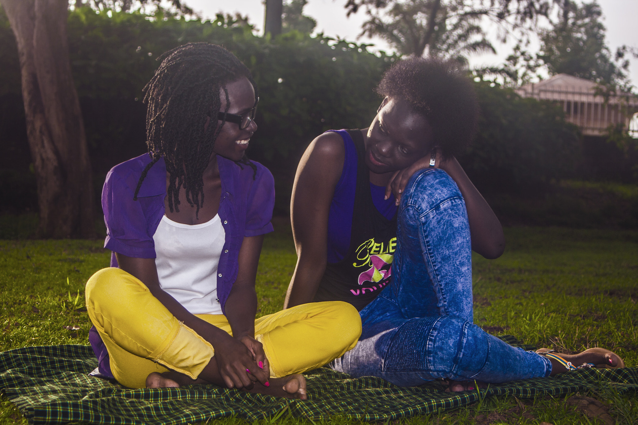 Canon EF 28-80mm f/3.5-5.6 USM sample photo. Girls in a park photography