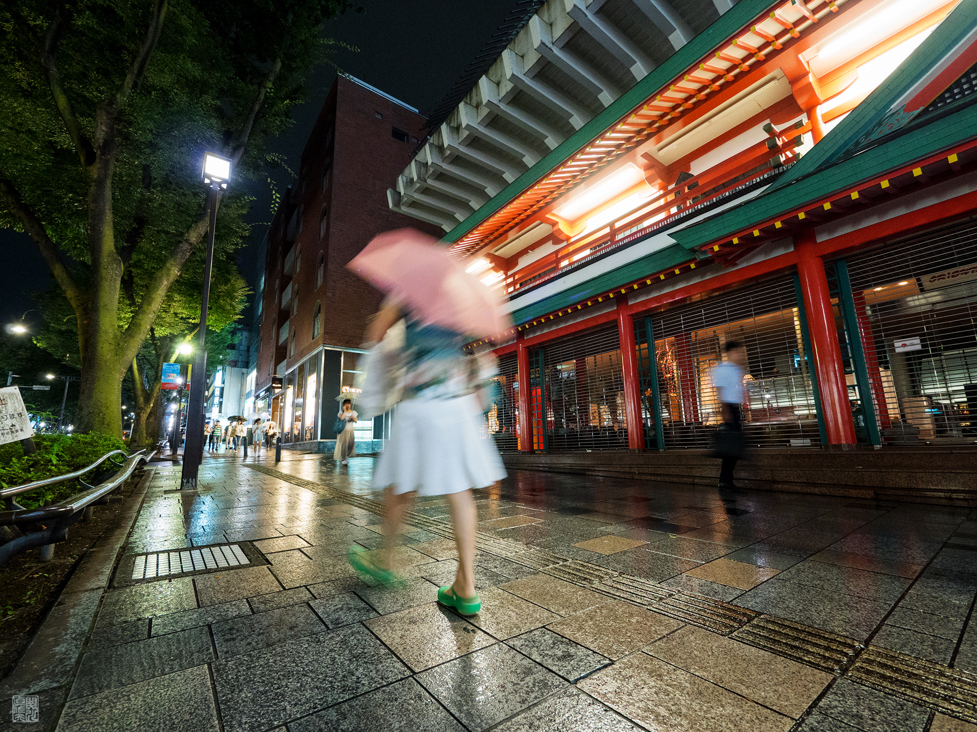 Olympus OM-D E-M10 + Panasonic Lumix G Vario 7-14mm F4 ASPH sample photo. Rainy night at omotesandō, tokyo photography