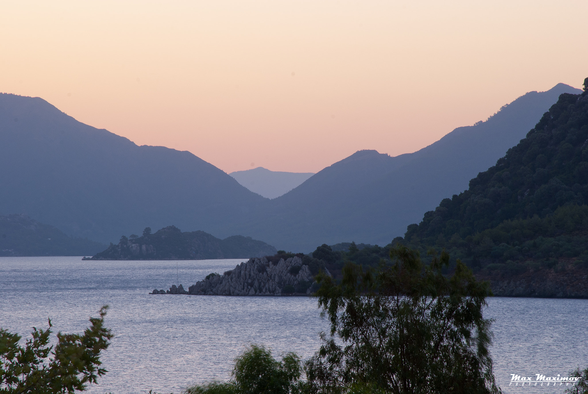 AF Zoom-Nikkor 24-120mm f/3.5-5.6D IF sample photo. Few minutes to sunrise photography