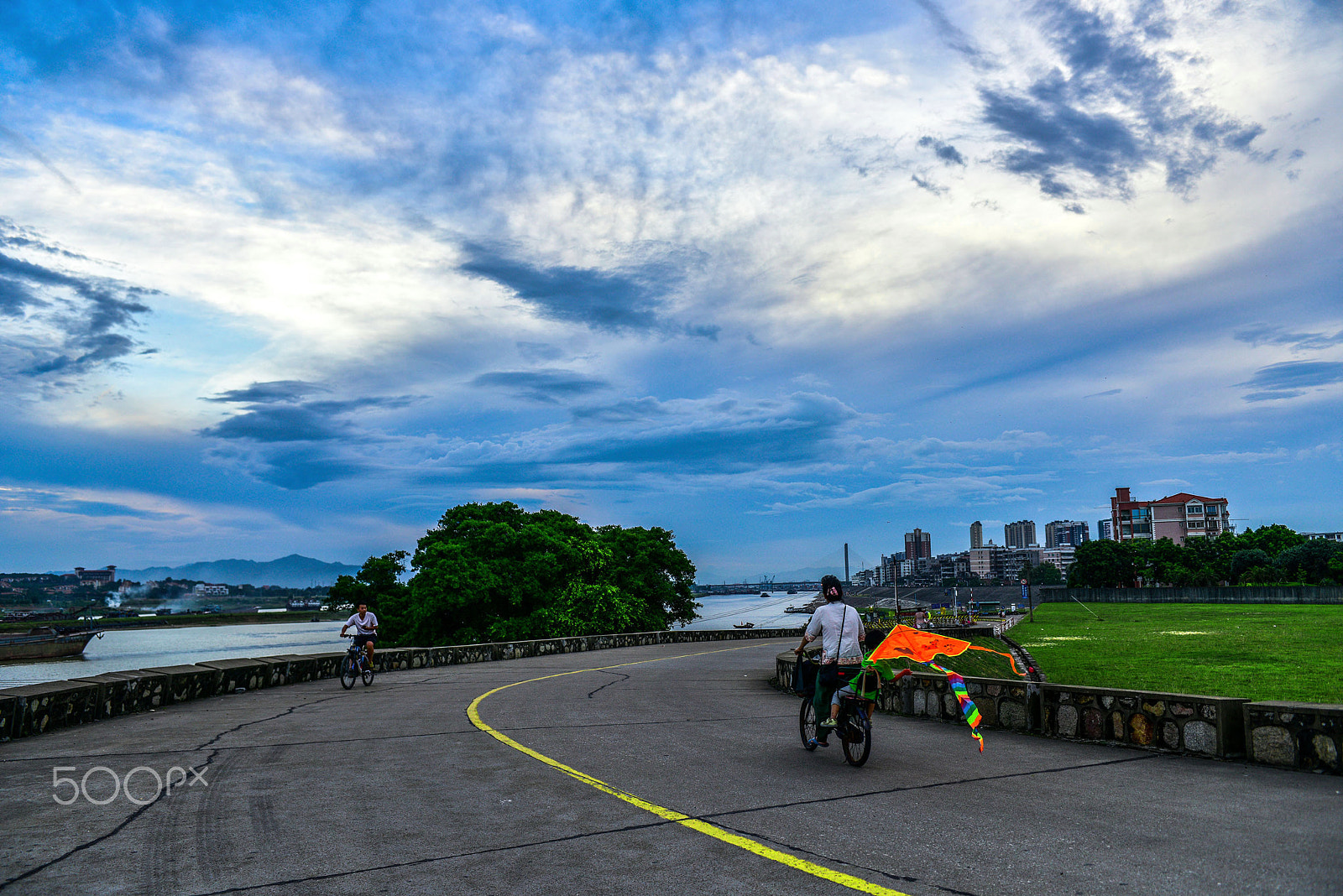 Nikon AF-S Nikkor 28-70mm F2.8 ED-IF sample photo. The kite,the love photography