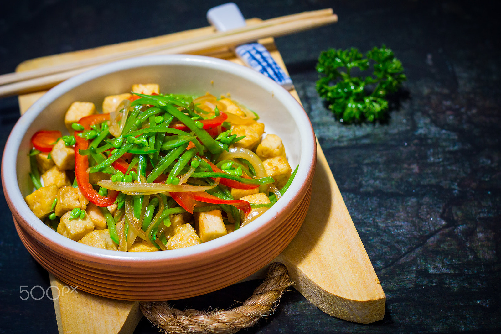 Canon EOS 550D (EOS Rebel T2i / EOS Kiss X4) + Canon EF 50mm F1.8 II sample photo. Savory tofu with snow peas photography