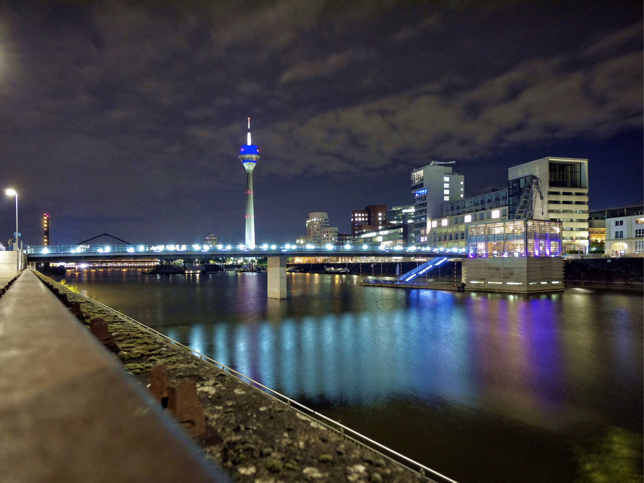 Panasonic Lumix DMC-G2 + Panasonic Lumix G Vario 7-14mm F4 ASPH sample photo. Medienhafen bei nacht photography