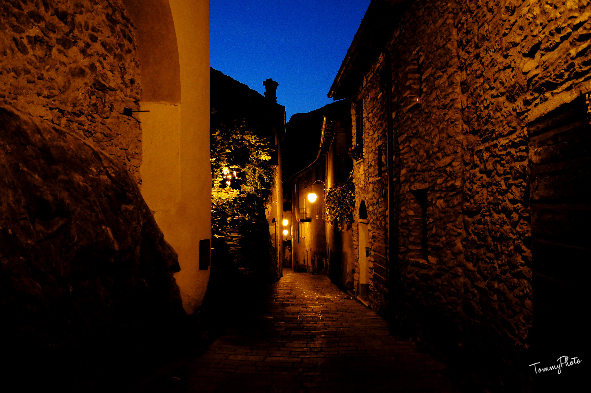 Sony SLT-A35 sample photo. L'antico borgo di bard, la sera. photography