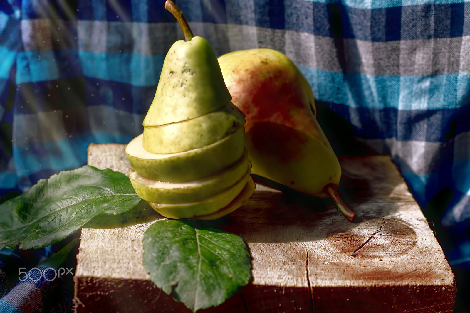 Canon EOS 1100D (EOS Rebel T3 / EOS Kiss X50) + Canon EF 50mm F1.8 II sample photo. Juicy pears photography