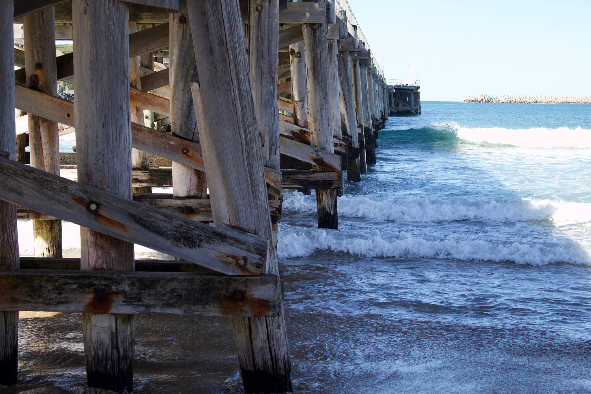 Canon EF-S 18-55mm F3.5-5.6 IS sample photo. Waves under jetty photography