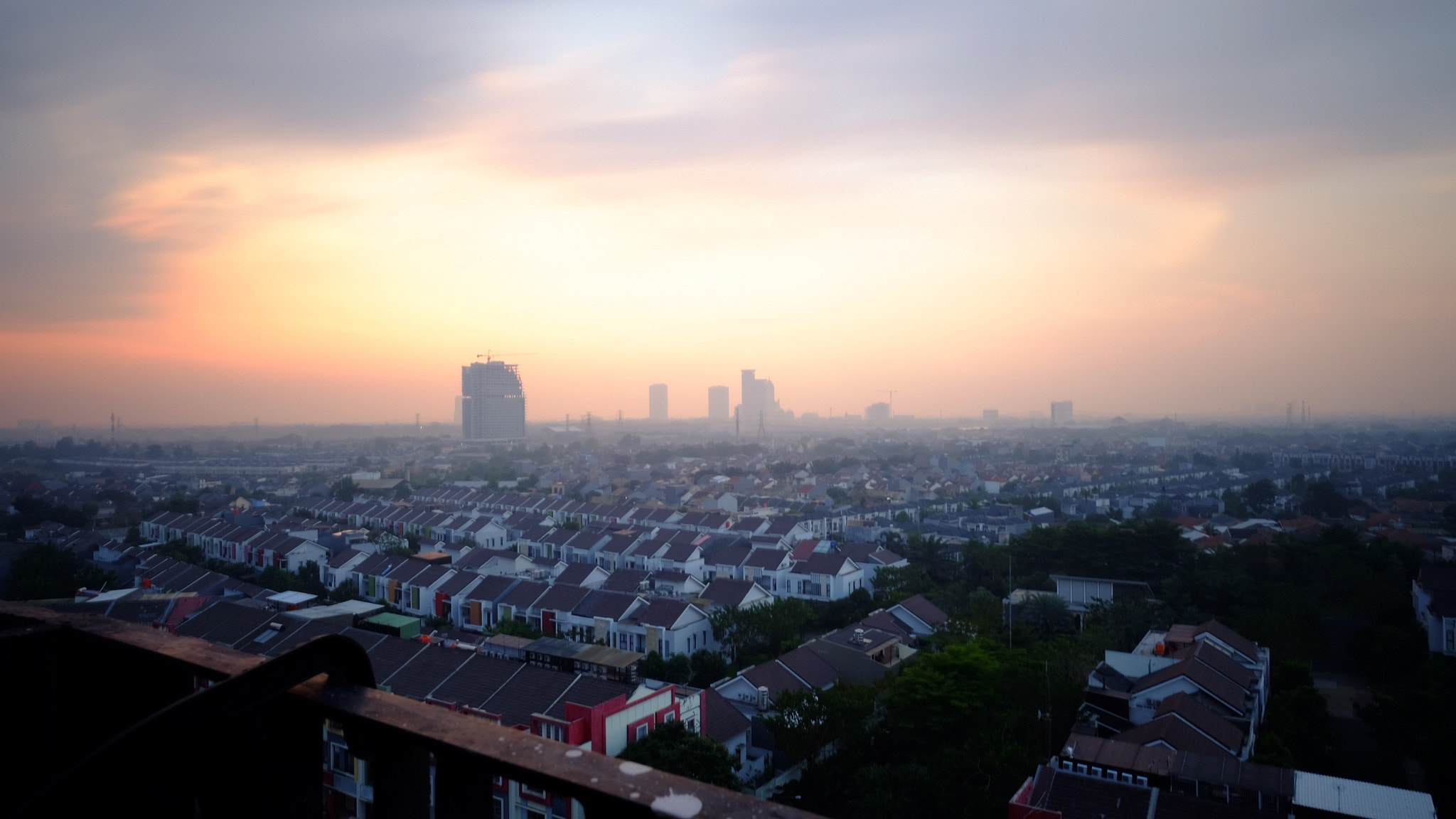 Fujifilm X-T10 + Fujifilm XF 14mm F2.8 R sample photo. The night may will come but the crowd will still life in this city photography