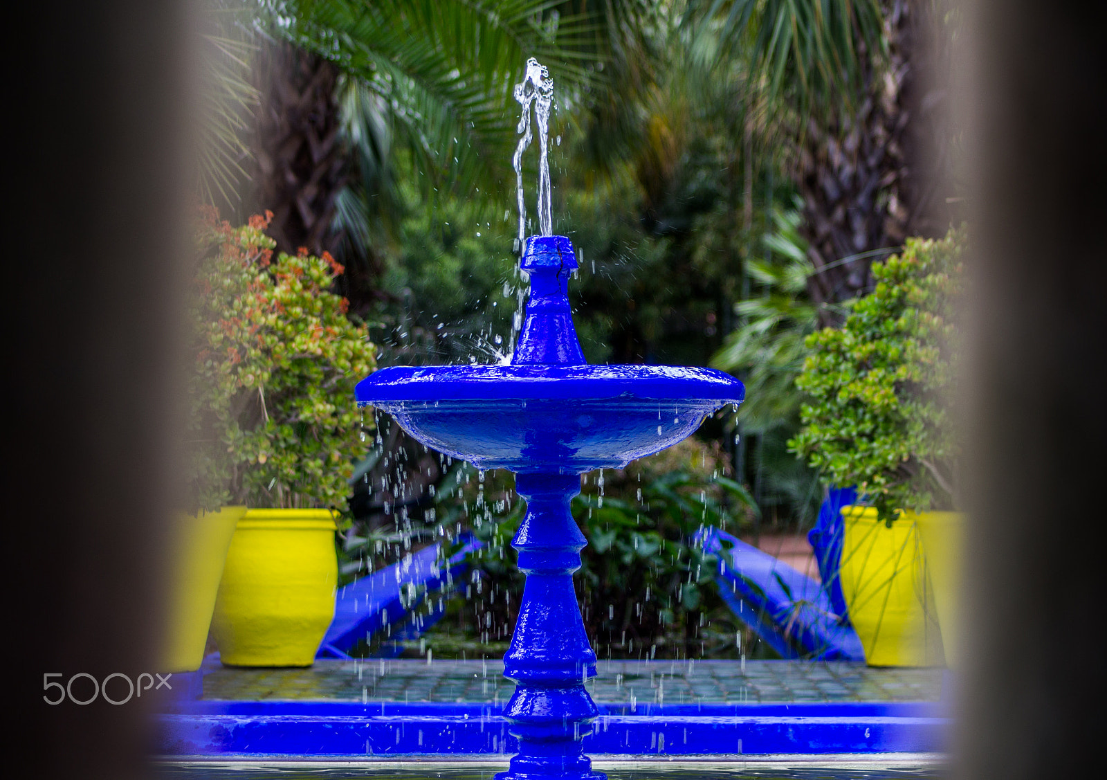 Canon EF 70-210mm f/3.5-4.5 USM sample photo. A secret fountain photography