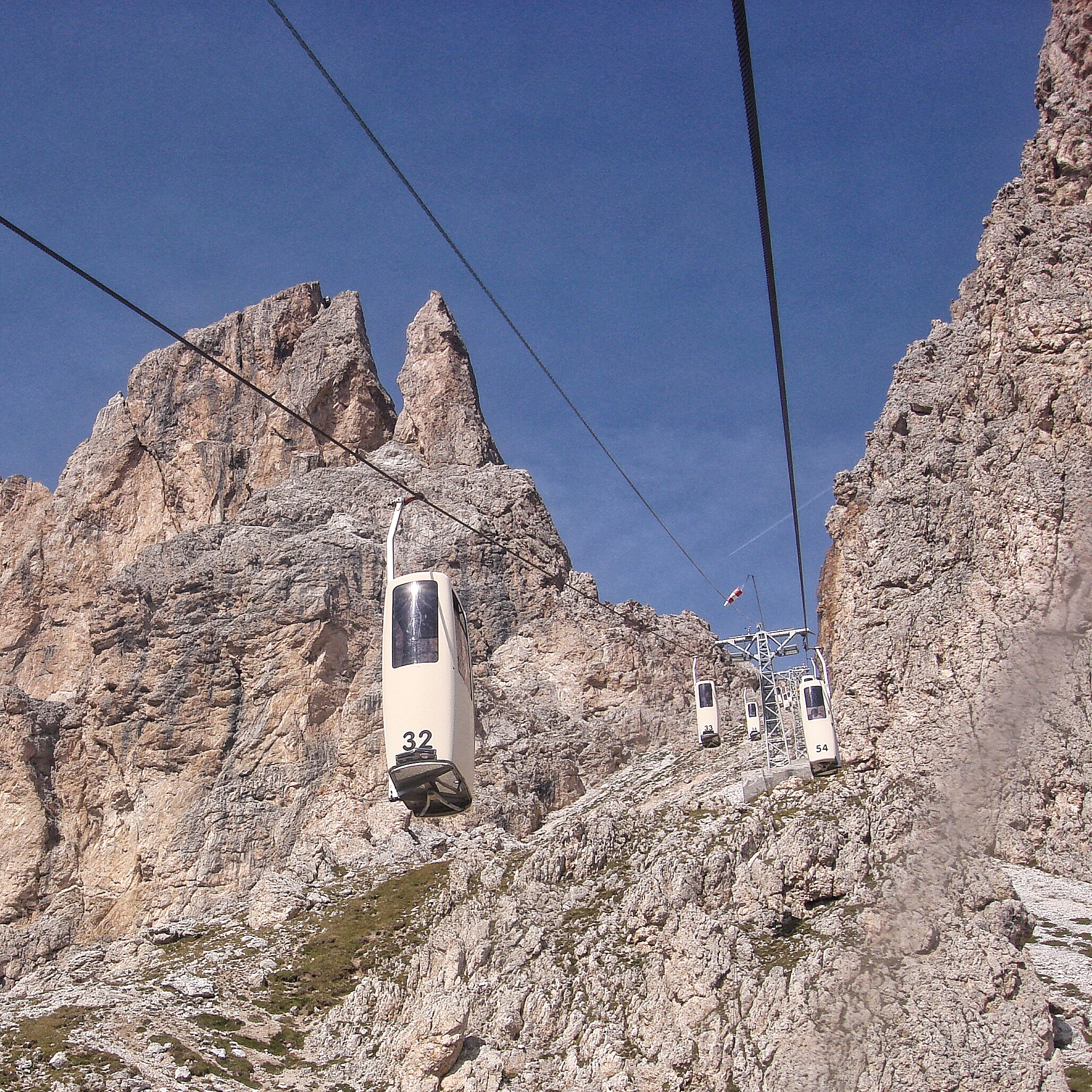 Sony DSC-N2 sample photo. Cableway old style - sella pass - forcella sassolungo - dolomites photography