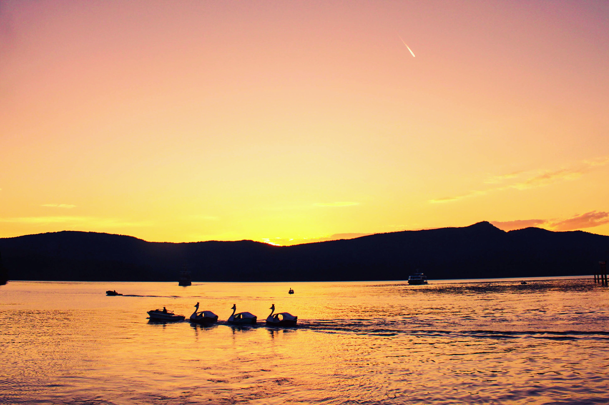 Canon EOS 500D (EOS Rebel T1i / EOS Kiss X3) sample photo. Sunset in ashi lake photography