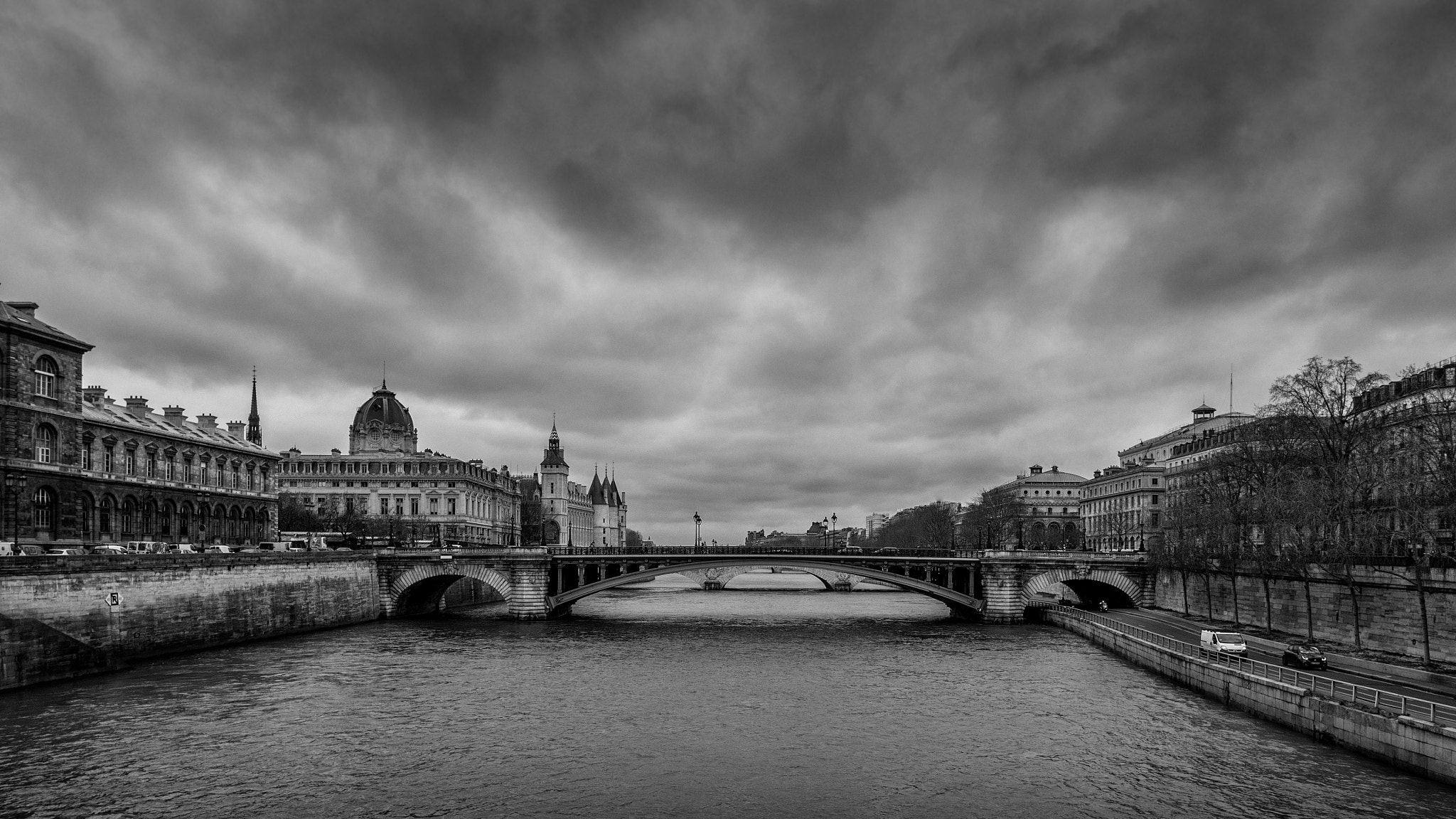 Olympus OM-D E-M5 II + OLYMPUS M.12mm F2.0 sample photo. Across the seine photography