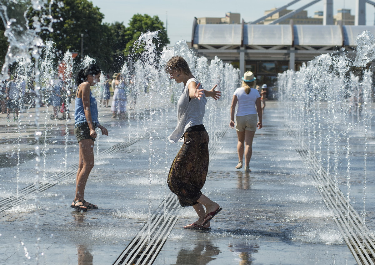 Nikon AF-Nikkor 80-200mm F2.8D ED sample photo. Hot summer in the city photography