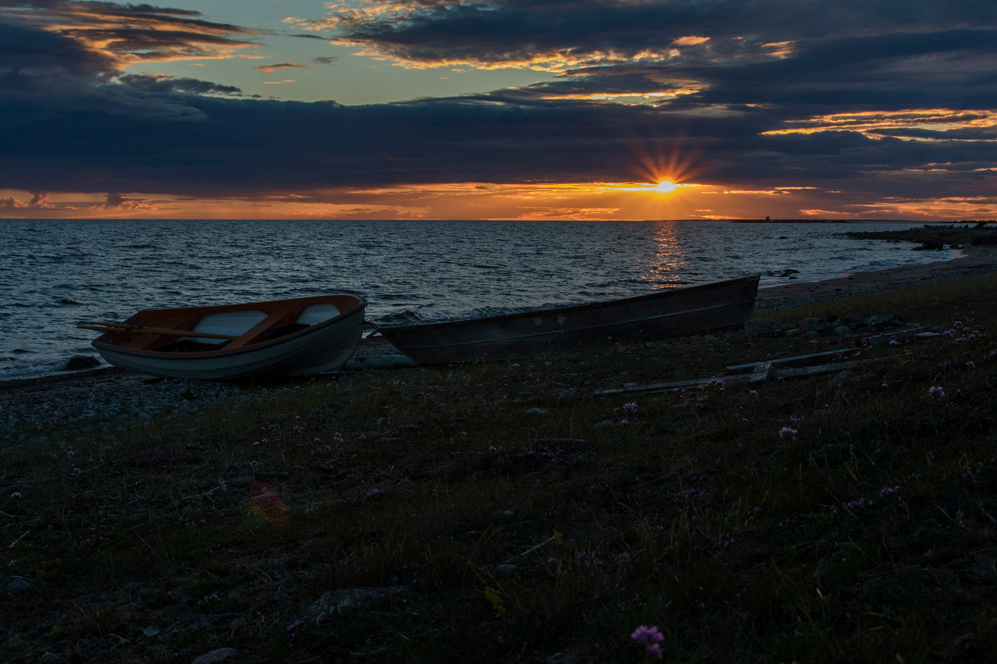 Canon EOS M3 + Canon EF-S 17-55mm F2.8 IS USM sample photo. Gotland - klintehamn - rowboats photography