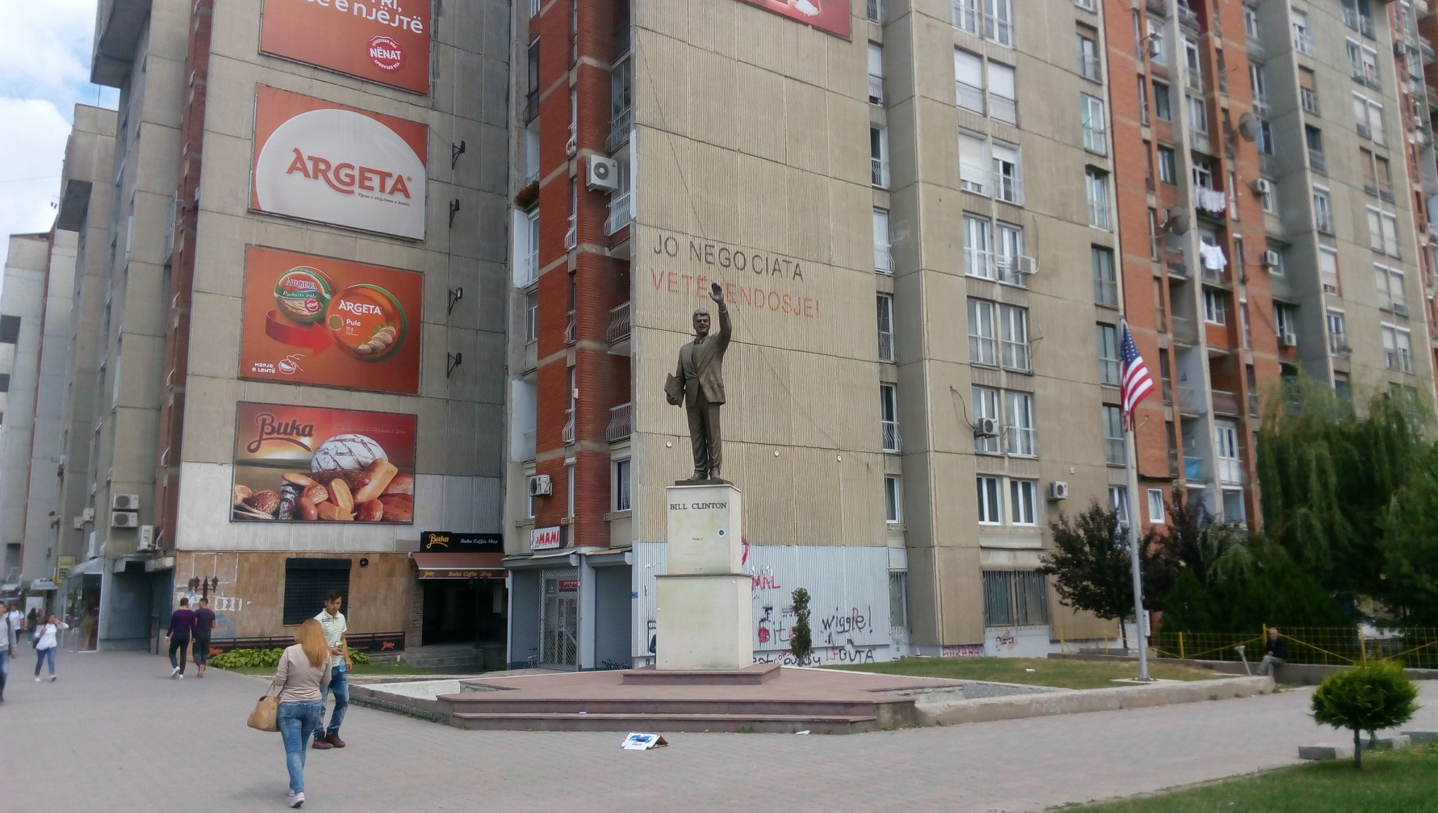 Lenovo P70-A sample photo. Bill clinton's statue in pristina, kosovo photography
