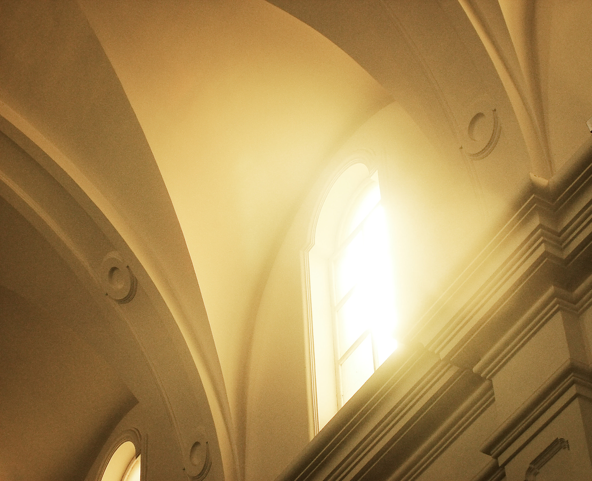 KONICA MINOLTA DiMAGE Z5 sample photo. Window in church photography