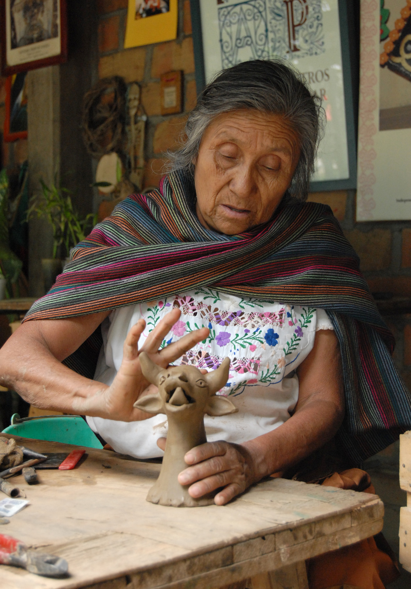 Nikon D200 sample photo. Potter guillermina aguilar at work oaxaca photography