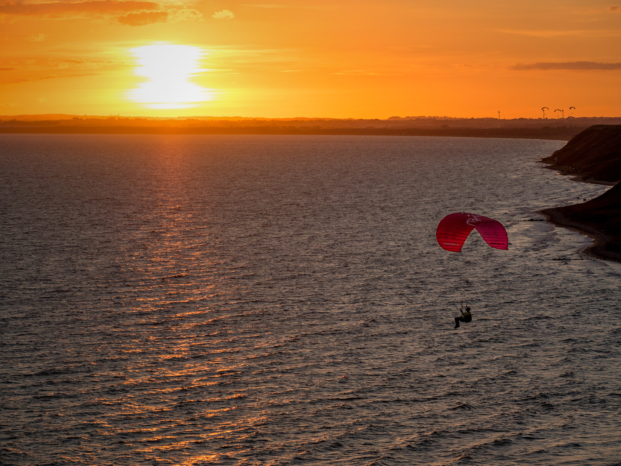 Panasonic Lumix DMC-GX7 + Olympus M.Zuiko Digital ED 75mm F1.8 sample photo. Paragliding at sunset photography