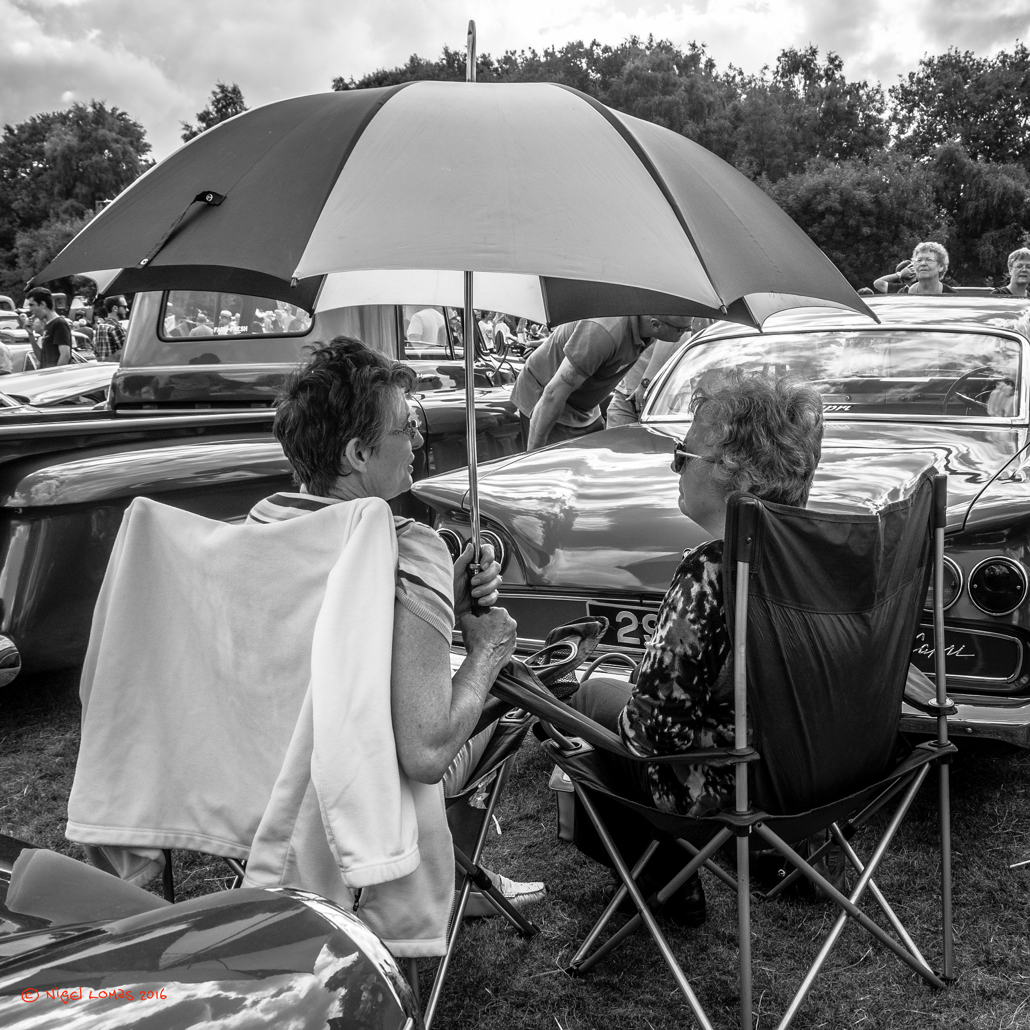 Olympus M.Zuiko Digital ED 14-42mm F3.5-5.6 EZ sample photo. Classic car picnic photography