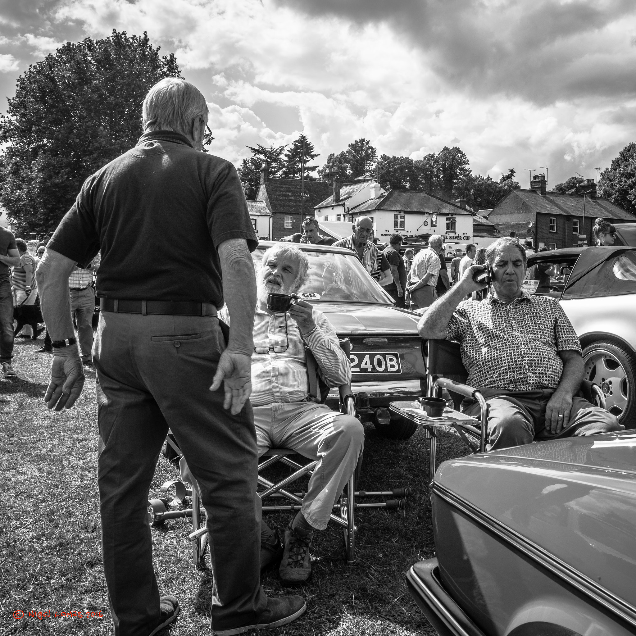 Olympus M.Zuiko Digital ED 14-42mm F3.5-5.6 EZ sample photo. Classic car picnic photography