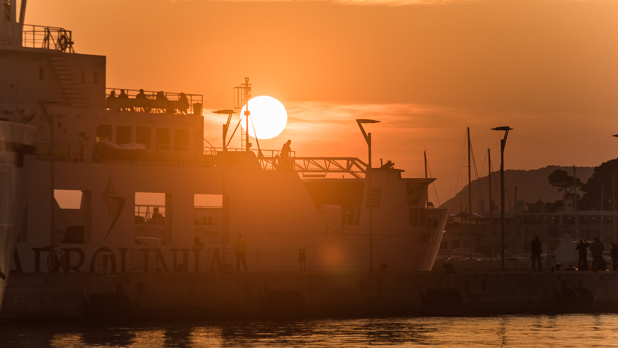 Sony a7S + Sigma 70-210mm F4-5.6 APO sample photo. Sunset boat photography