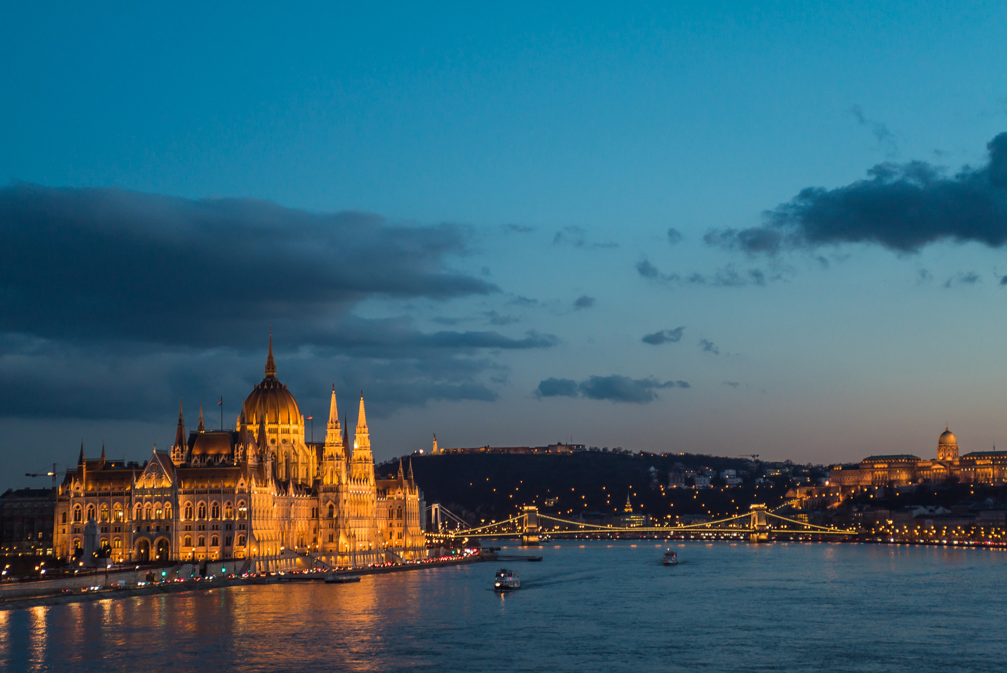 Sony a7S + Minolta AF 28-85mm F3.5-4.5 sample photo. Budapest parliment photography