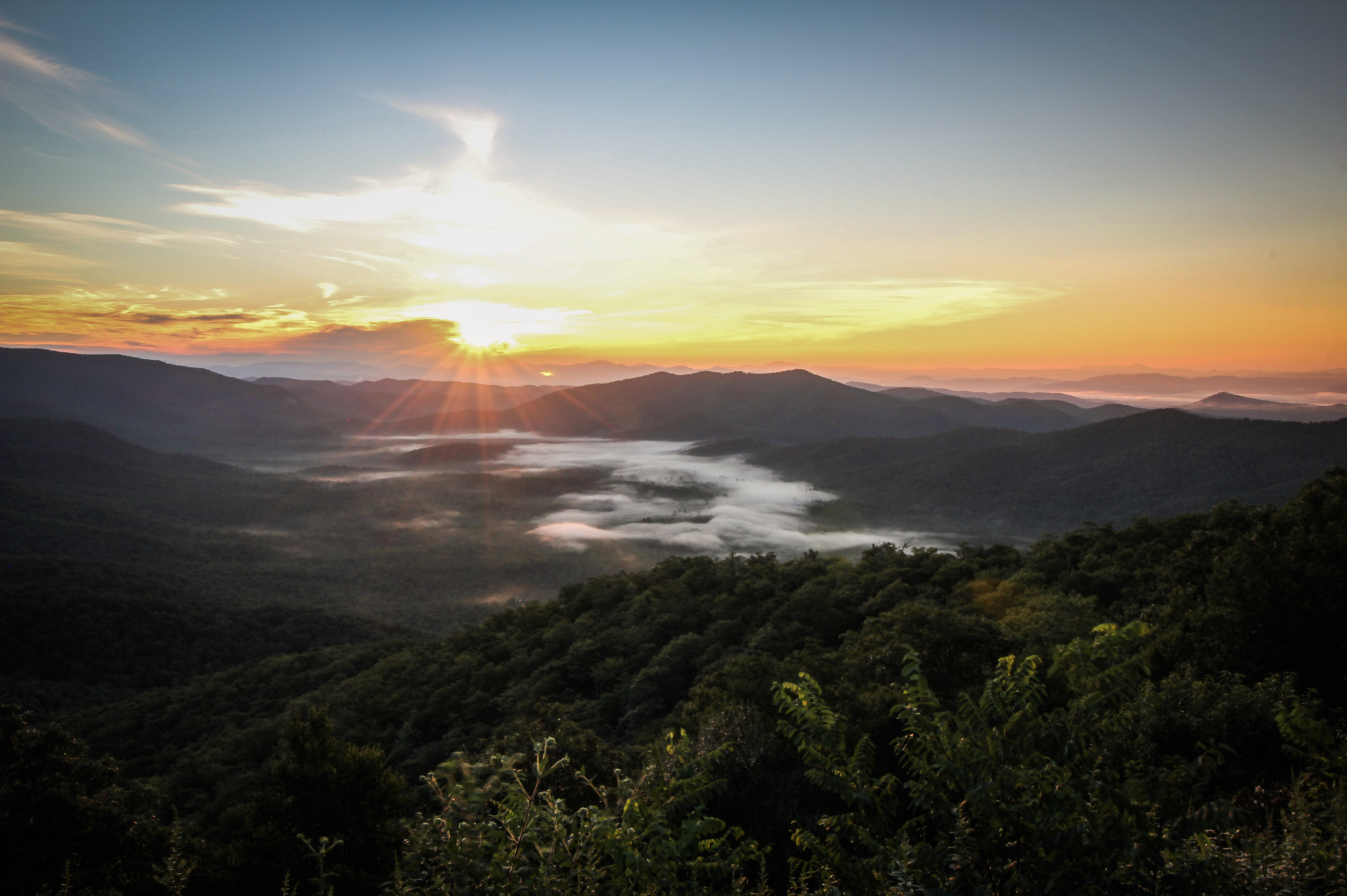 Canon EOS 550D (EOS Rebel T2i / EOS Kiss X4) sample photo. Blue ridge fog photography