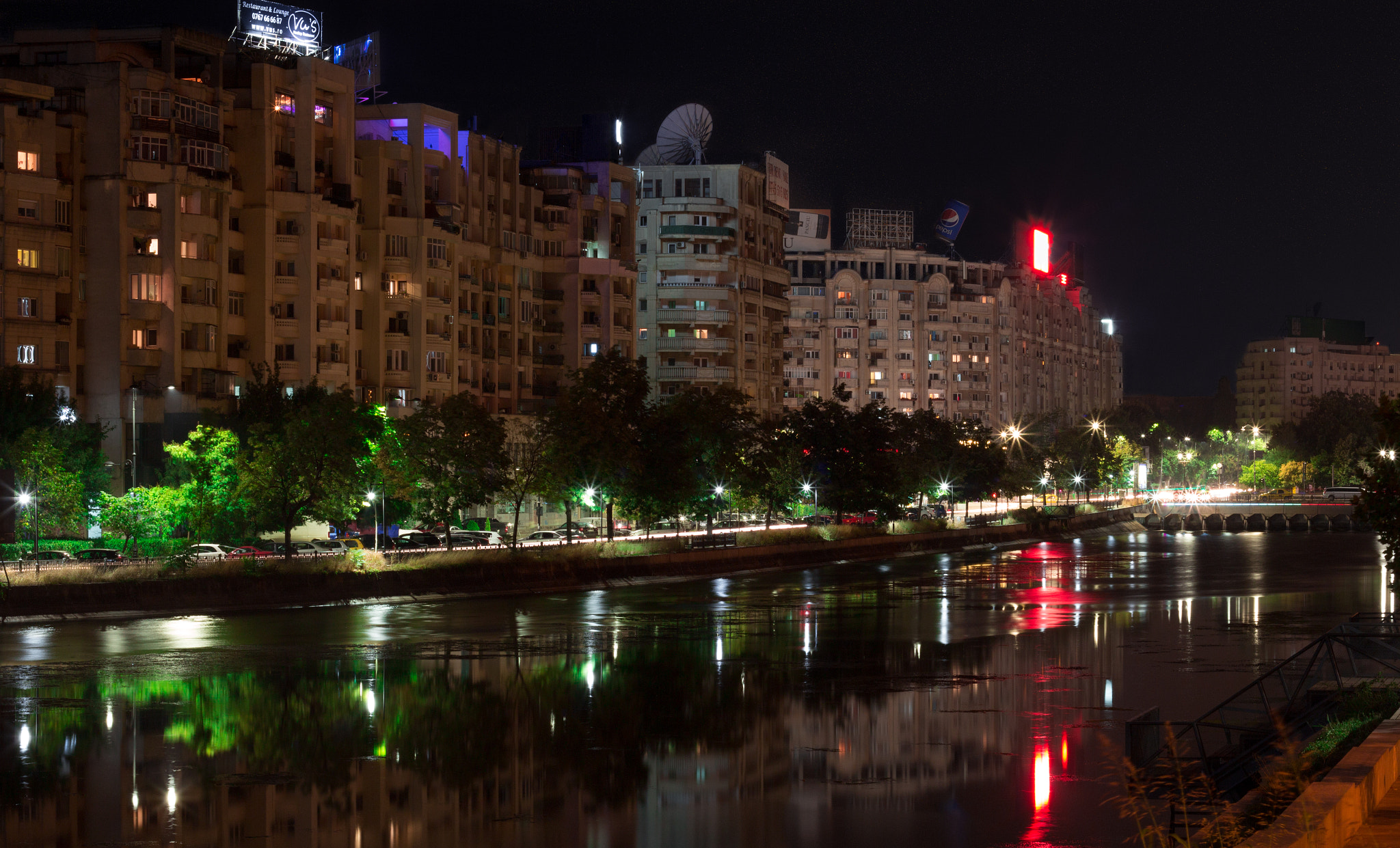 Canon EOS 650D (EOS Rebel T4i / EOS Kiss X6i) + Canon EF 50mm F1.8 II sample photo. Bucharest stroll photography