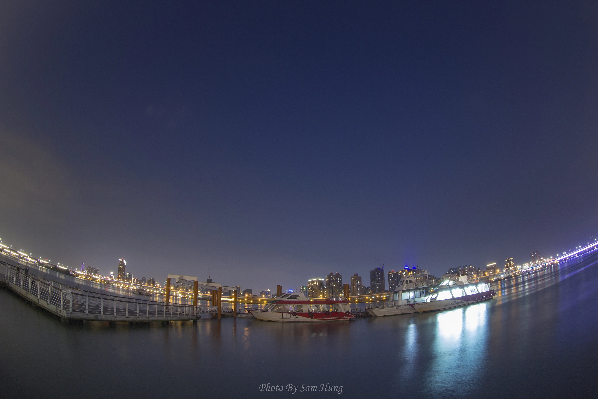 Canon EF 8-15mm F4L Fisheye USM sample photo. 大稻埕之夜 photography