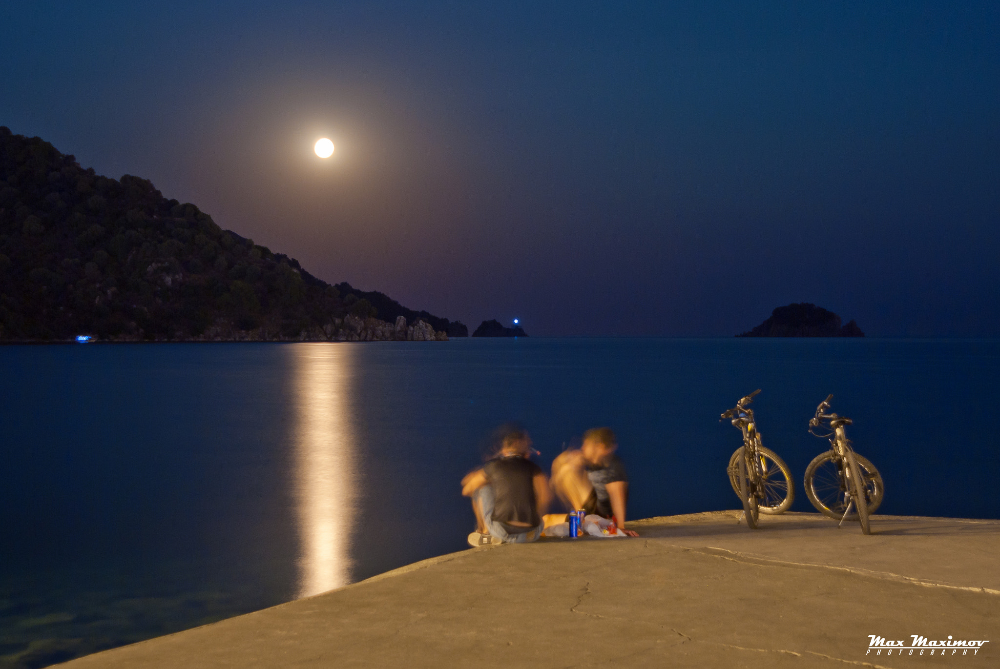 AF Zoom-Nikkor 24-120mm f/3.5-5.6D IF sample photo. Moonrise photography