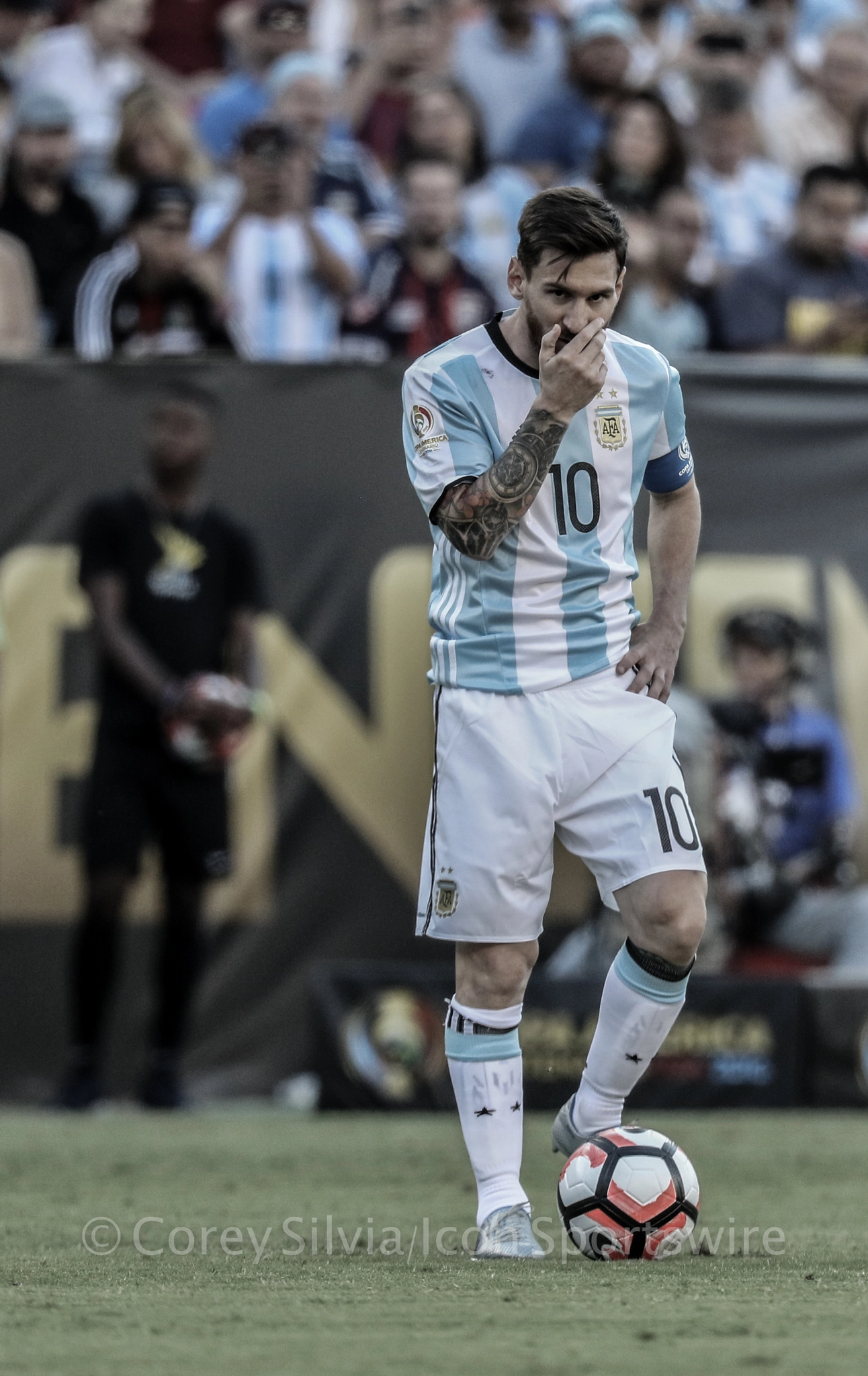 Canon EF 200-400mm F4L IS USM Extender 1.4x sample photo. Messi in the 2016 copa photography
