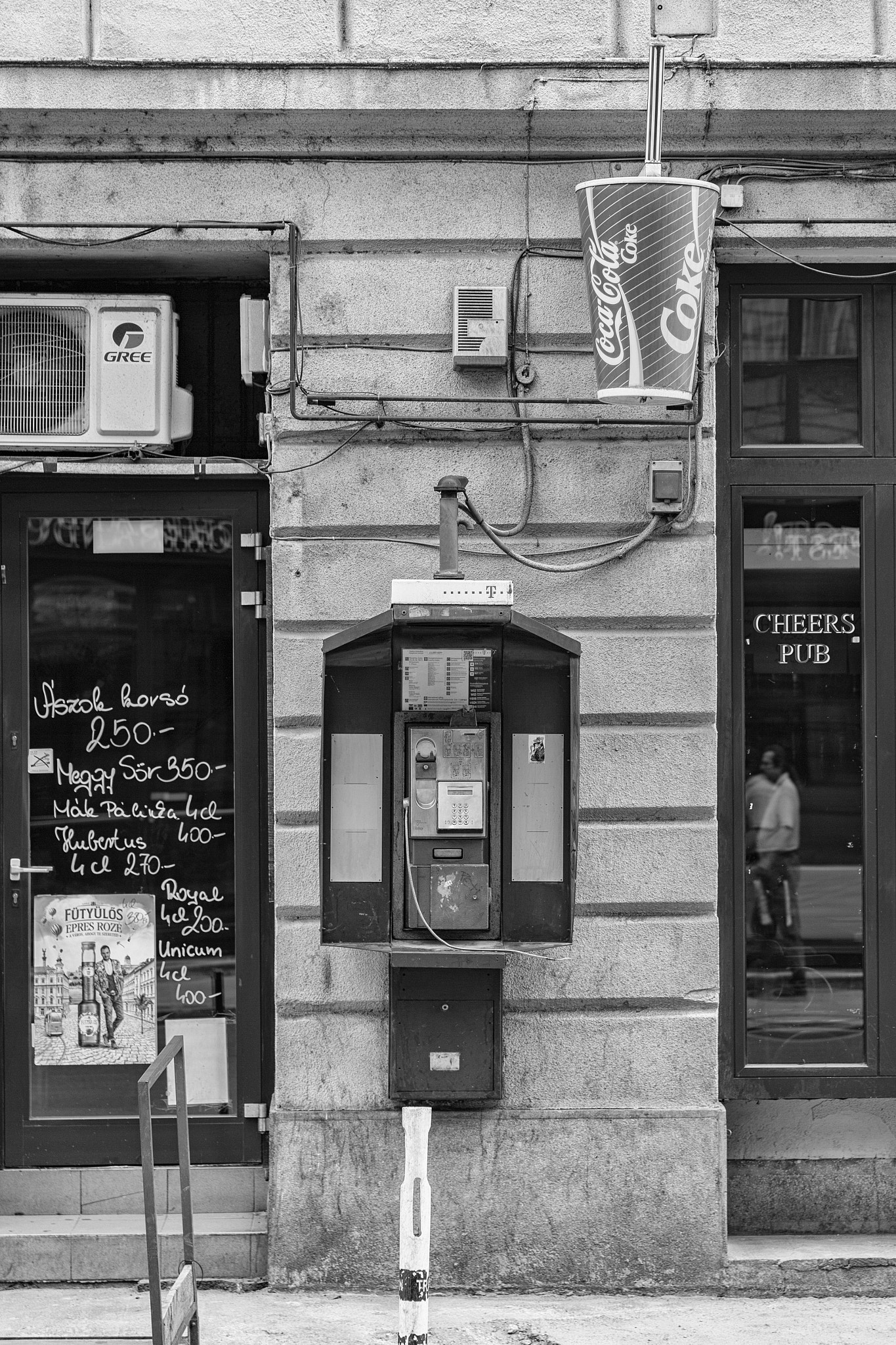 Canon EOS-1D X + Sigma 24-105mm f/4 DG OS HSM | A sample photo. Payphone photography