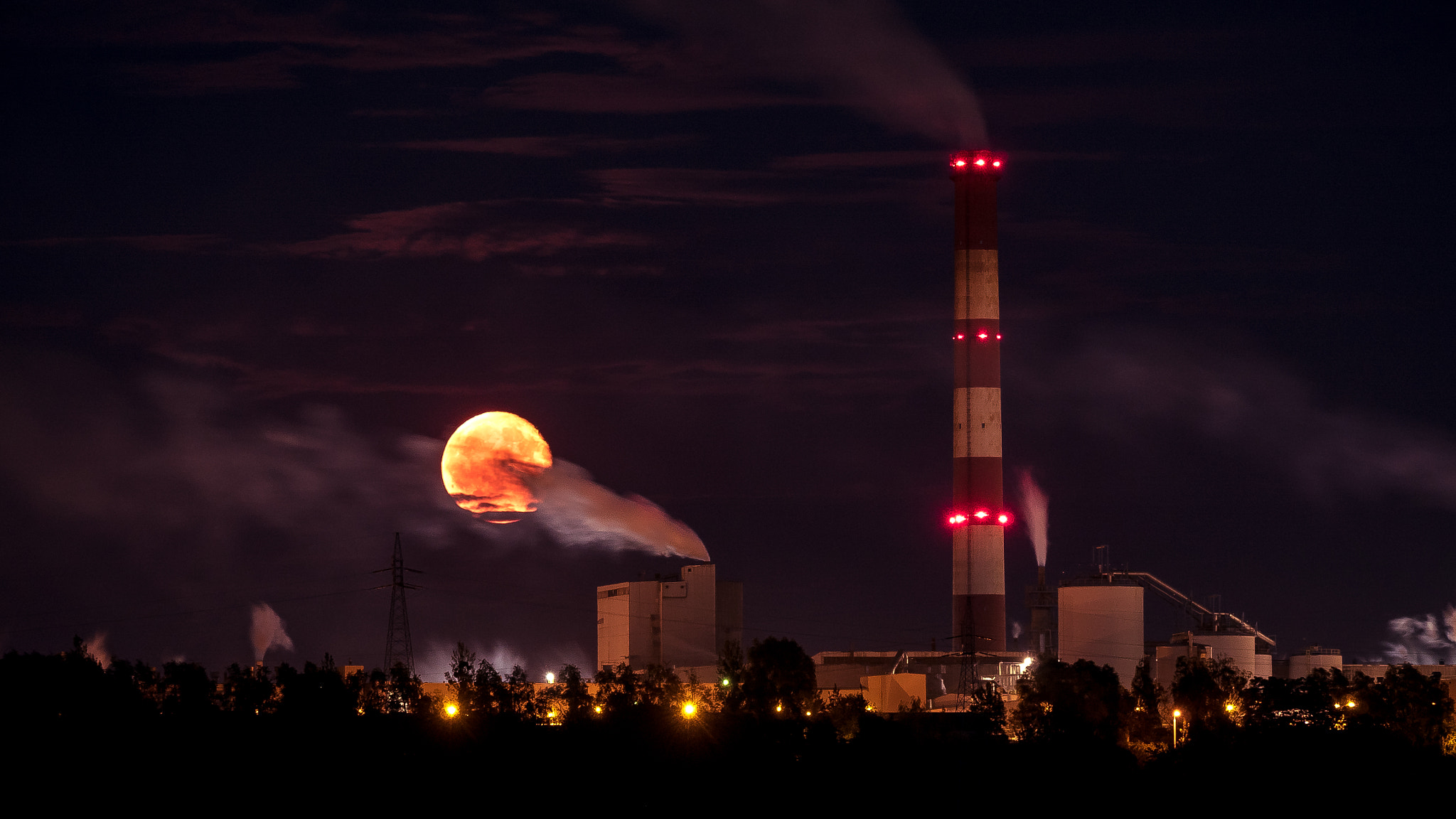 Olympus OM-D E-M5 II sample photo. Industrial moon photography