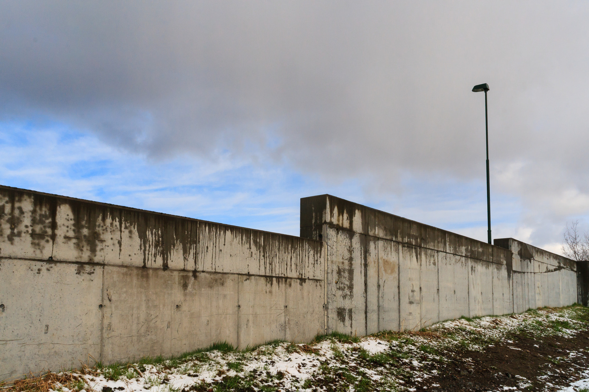 Sigma 18-125mm f/3.5-5.6 DC IF ASP sample photo. The wall photography