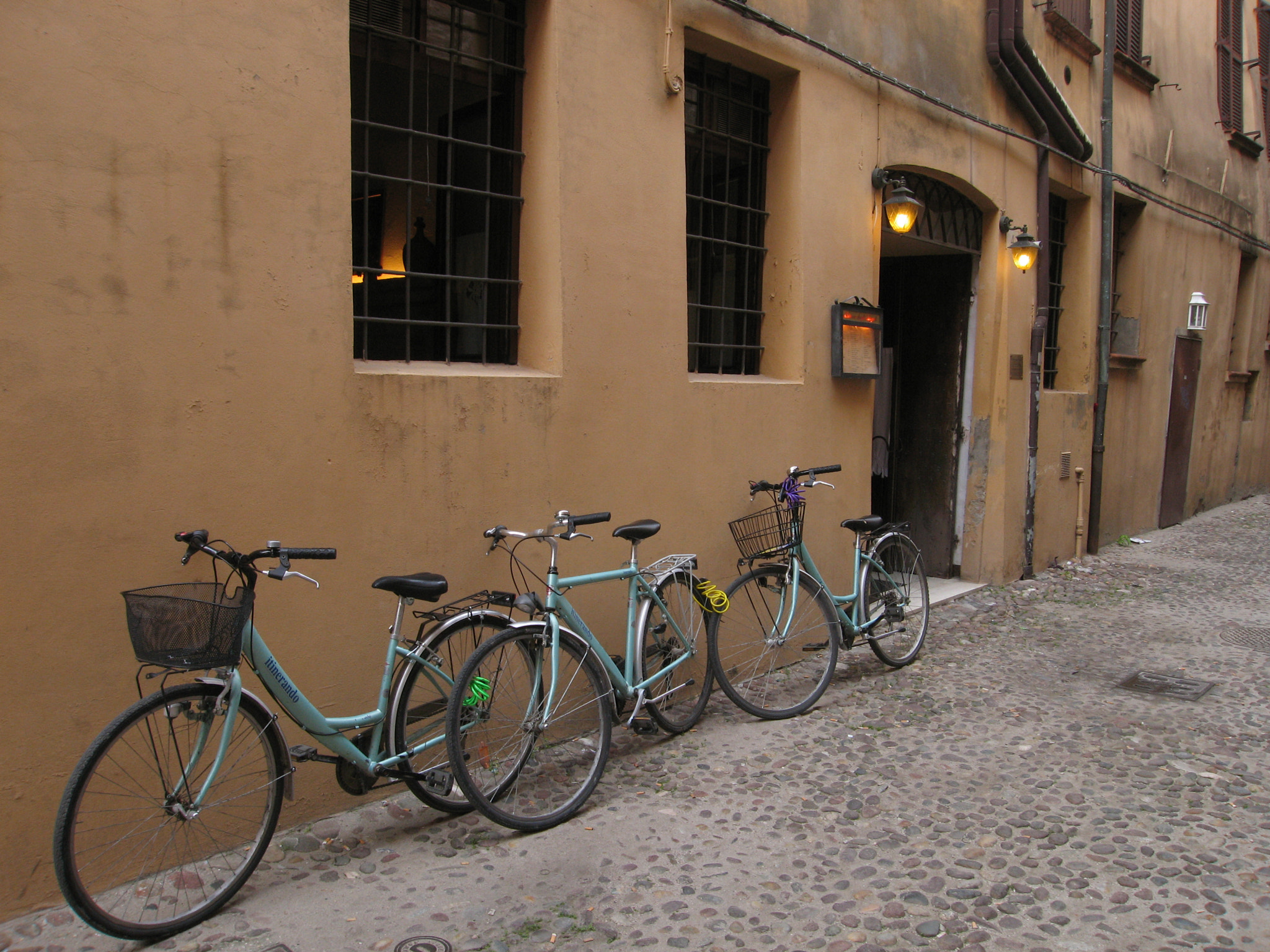 Canon POWERSHOT S80 sample photo. En ferrara, bicicletas photography