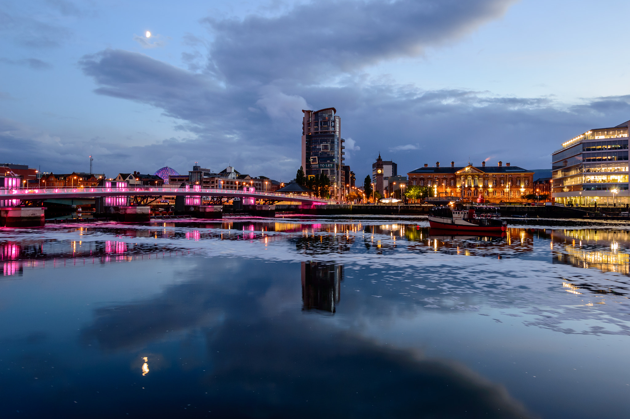 Nikon D3200 + Tokina AT-X 11-20 F2.8 PRO DX (AF 11-20mm f/2.8) sample photo. Belfast in the blue hour photography