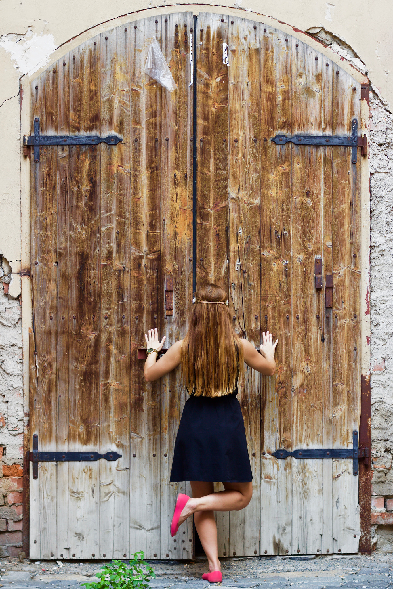 Canon EOS 100D (EOS Rebel SL1 / EOS Kiss X7) + Canon EF 50mm F1.8 II sample photo. The door photography