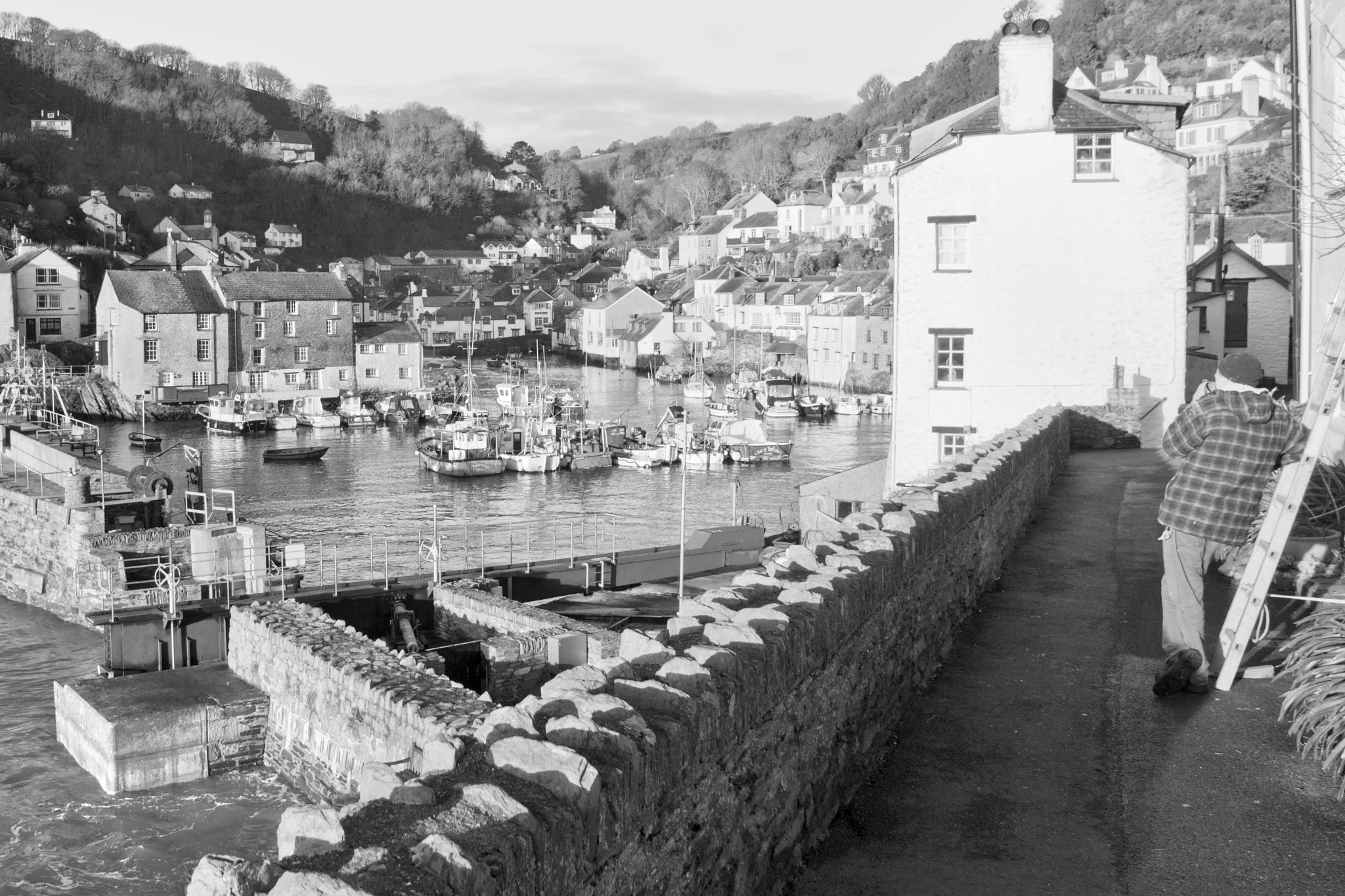 Sony Alpha NEX-7 + Sony Vario-Tessar T* E 16-70mm F4 ZA OSS sample photo. Polperro. past or present? photography