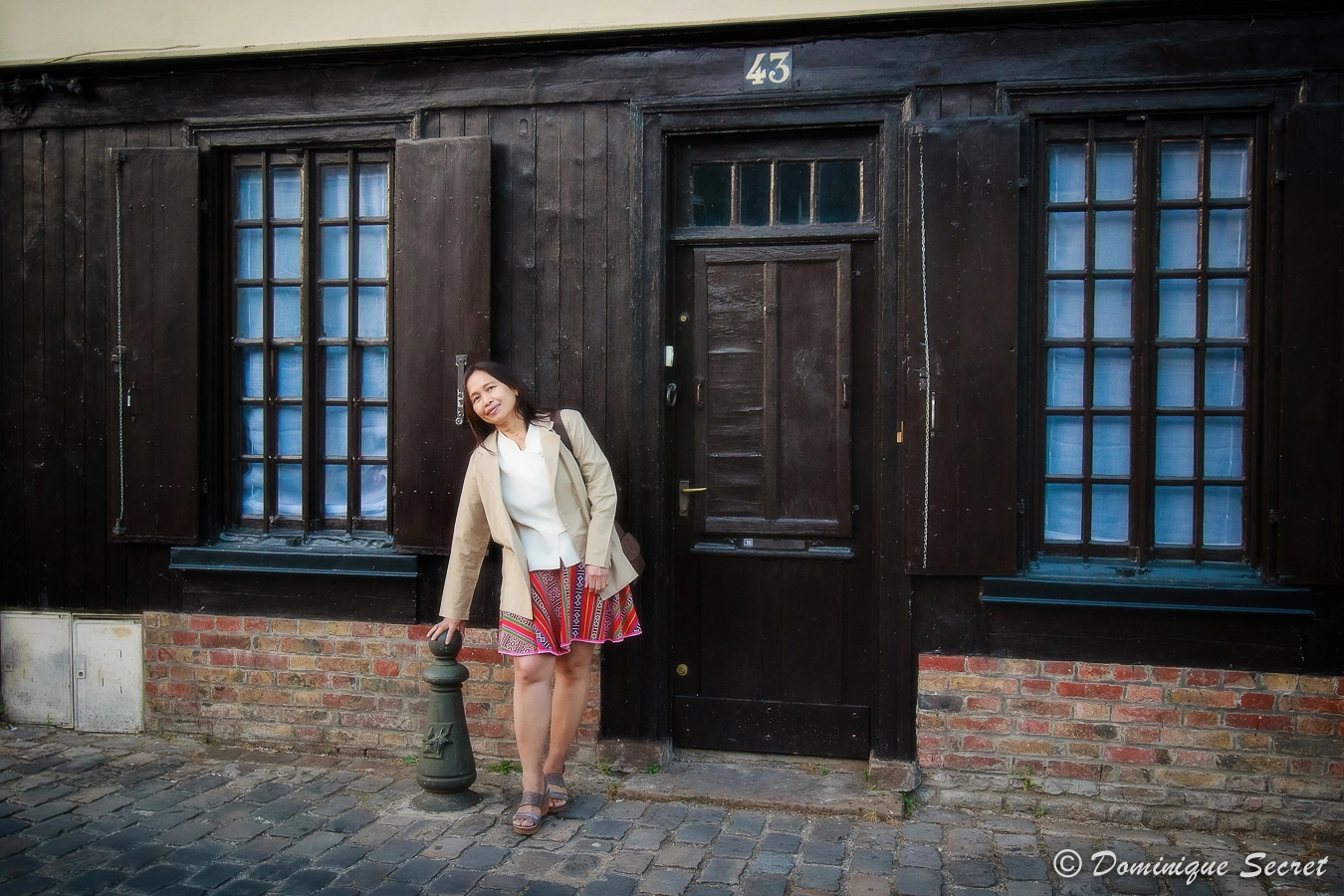 Canon EOS 100D (EOS Rebel SL1 / EOS Kiss X7) + Canon EF 16-35mm F2.8L USM sample photo. The old house and the lady photography