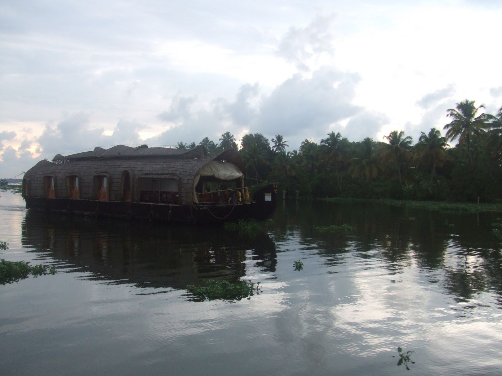 Fujifilm FinePix Z1 sample photo. House boat  photography