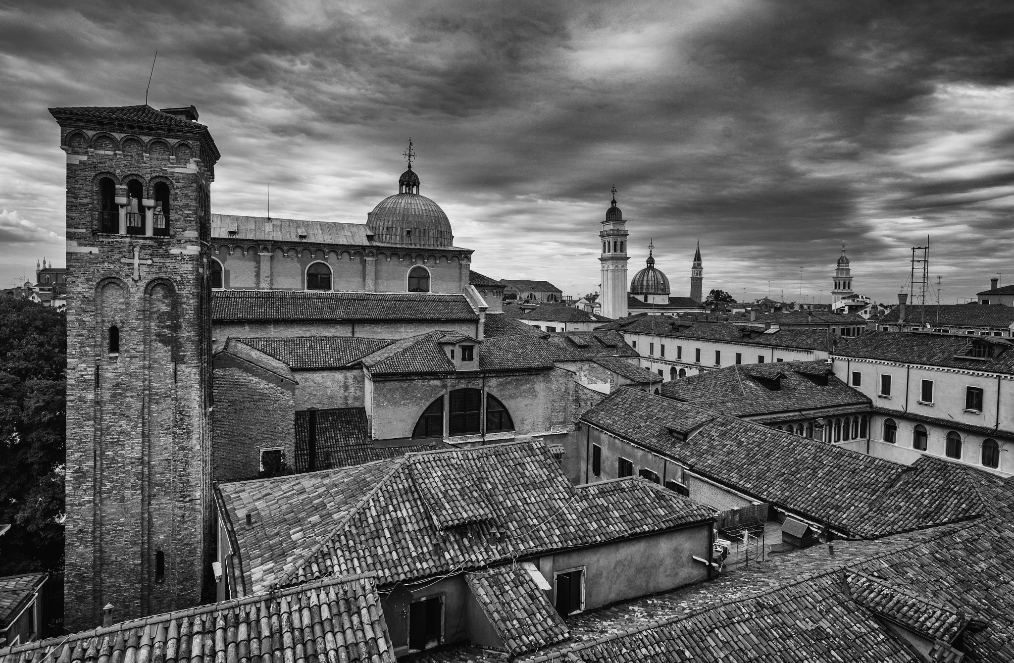 Leica Tri-Elmar-M 16-18-21mm F4 ASPH sample photo. Roof tops photography