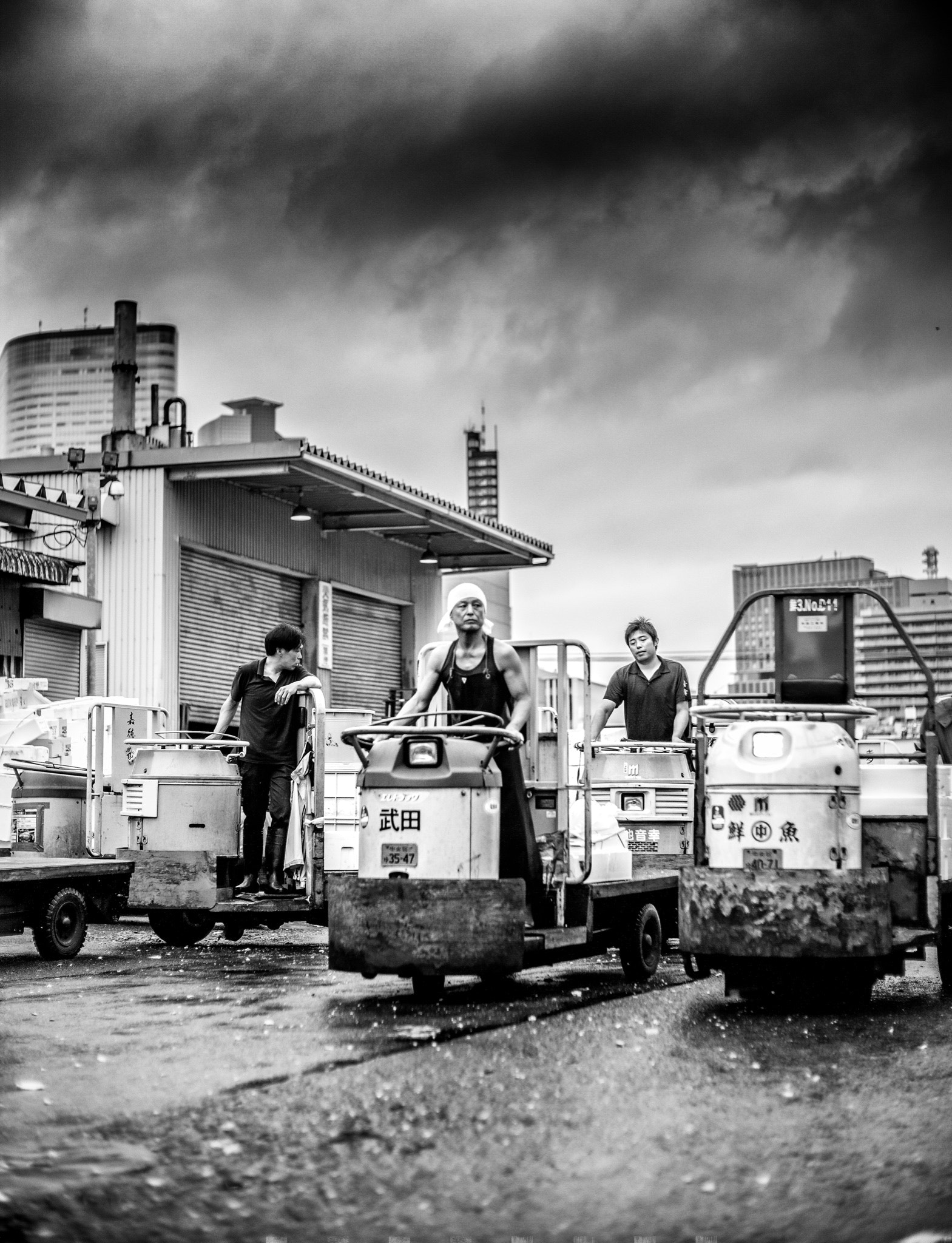 Leica Noctilux-M 50mm F0.95 ASPH sample photo. Haitatsunin "delivery men" photography