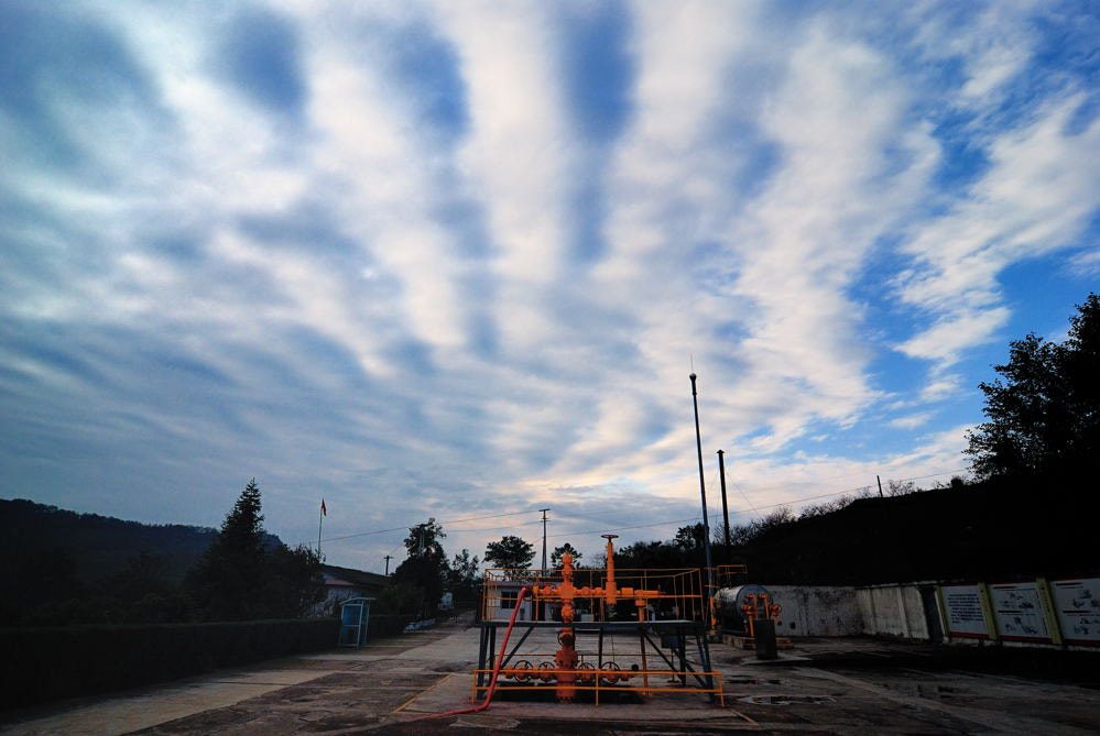 Nikon D80 sample photo. Wave cloud of gas station photography