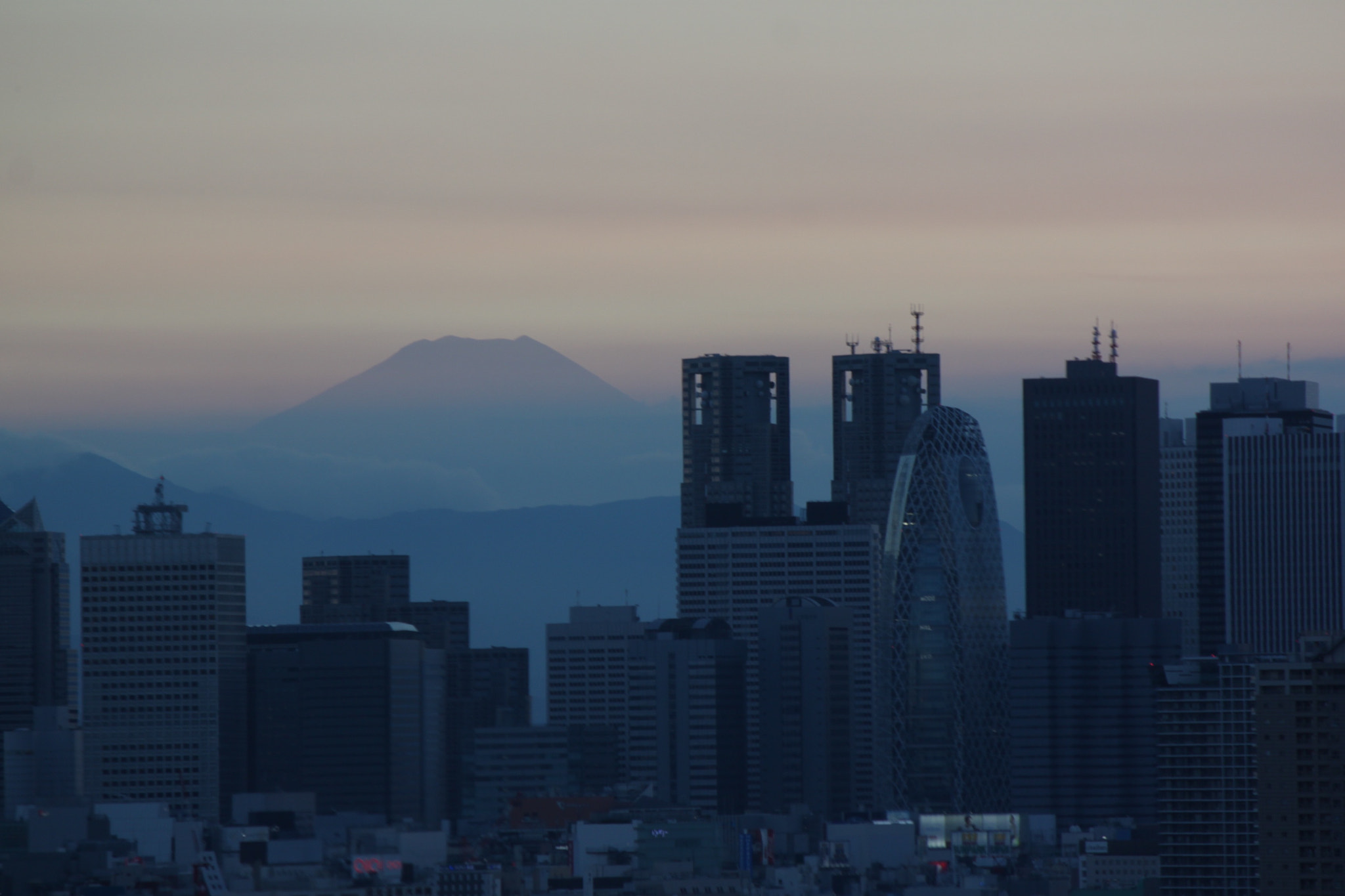 Canon EOS 500D (EOS Rebel T1i / EOS Kiss X3) + Canon EF-S 55-250mm F4-5.6 IS sample photo. Mt.fuji and buildings photography