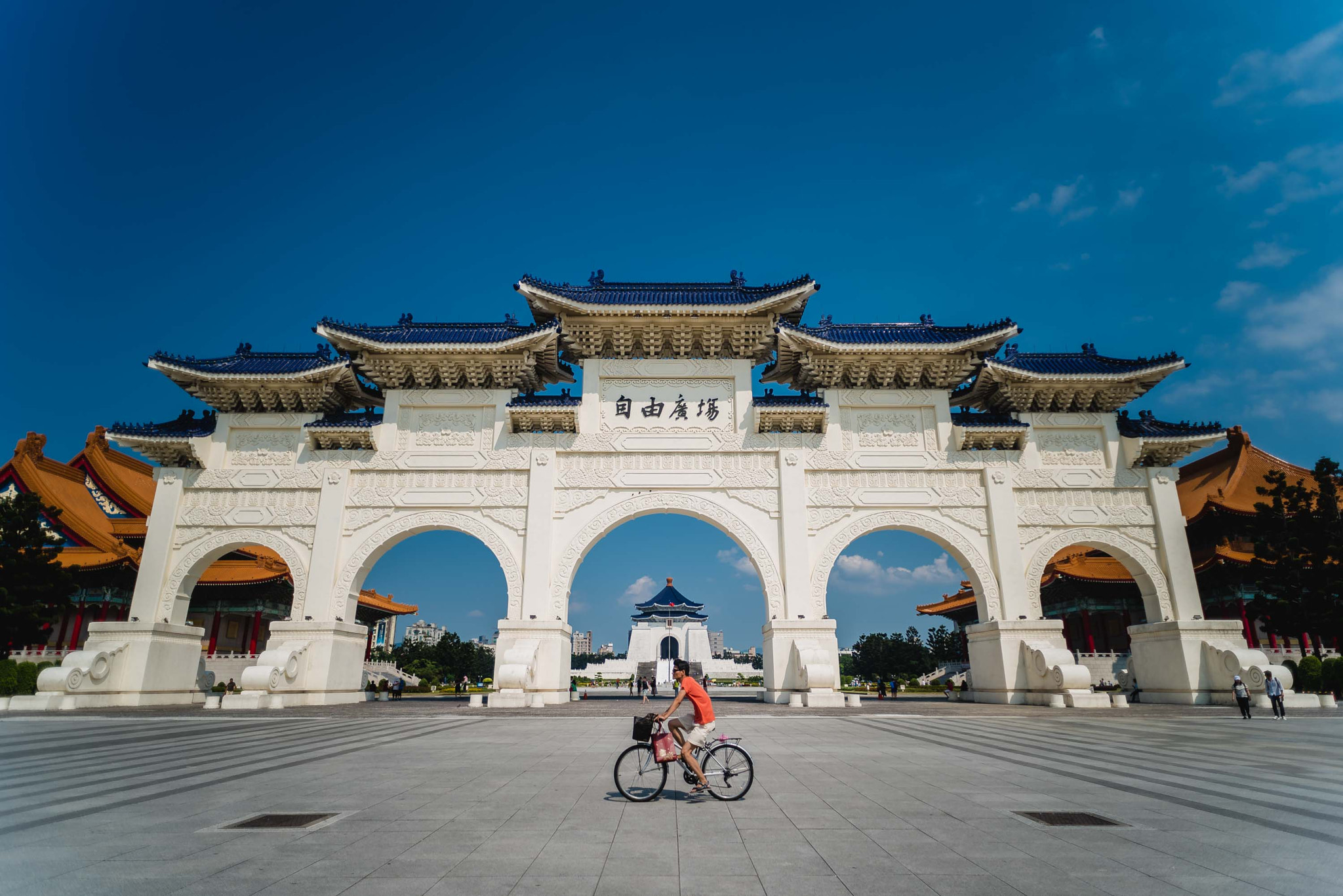 Nikon D750 + Nikon AF Nikkor 20mm F2.8D sample photo. Chiang kai-shek memorial hall photography