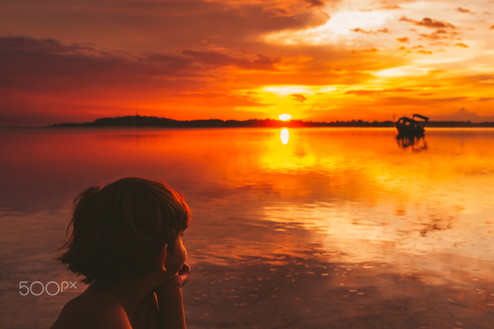 Sony a7 + Sony Vario-Tessar T* E 16-70mm F4 ZA OSS sample photo. Kid looking the sun going down photography