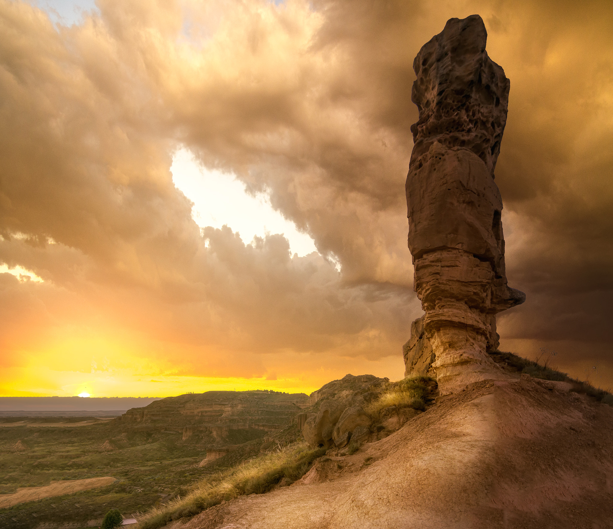 Nikon D7000 + Sigma 18-50mm F2.8 EX DC sample photo. Piedra del mediodía photography