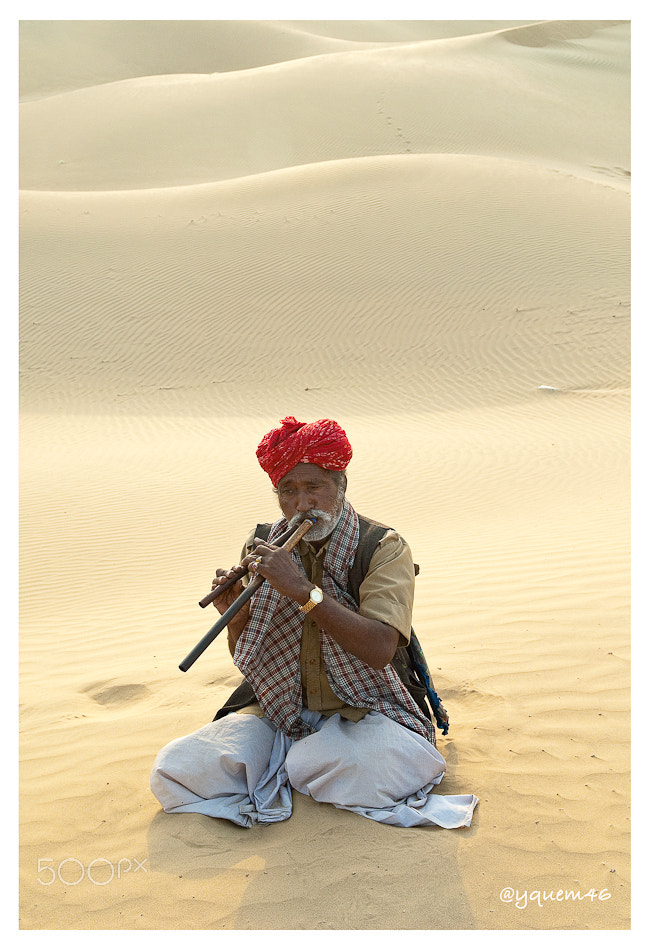 Nikon D200 sample photo. Bansuri player in the sand dunes of thar desert photography