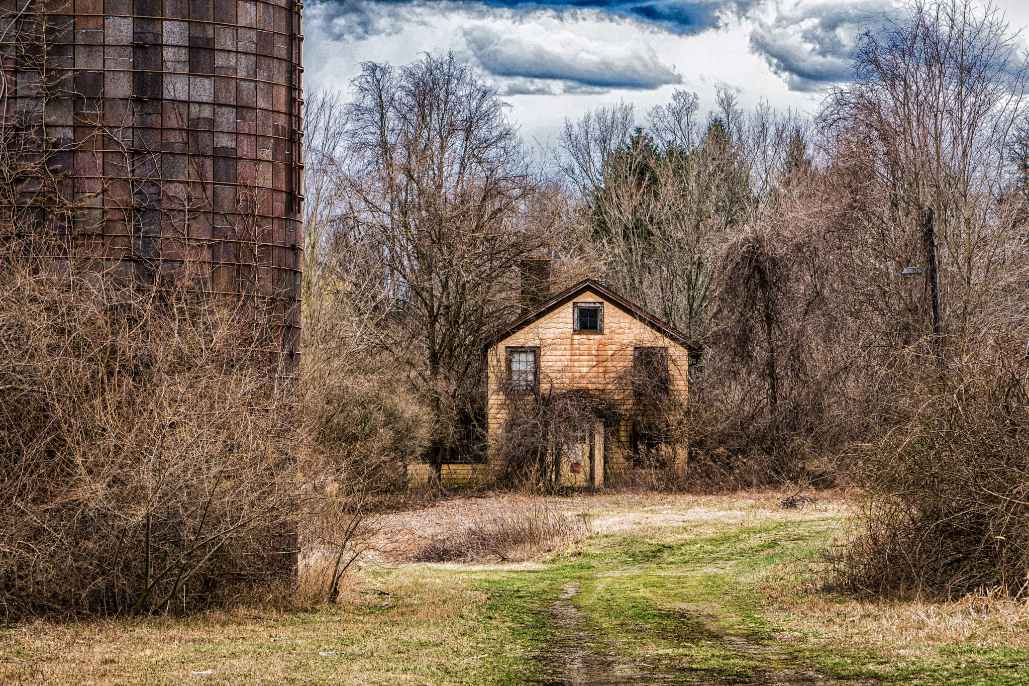 Sony ILCA-77M2 + Sony 28-75mm F2.8 SAM sample photo. Abandoned farm photography
