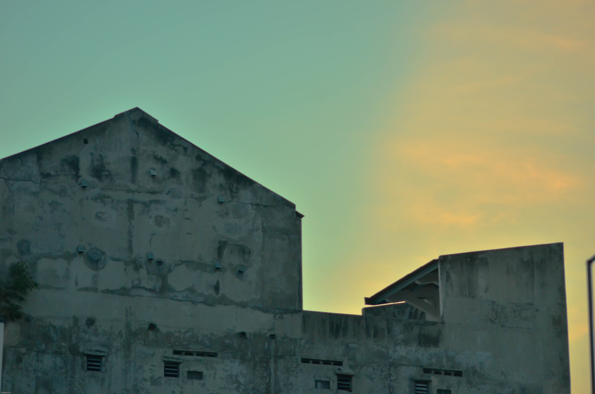 Nikon D7000 + AF Nikkor 70-210mm f/4-5.6 sample photo. Build sunset photography