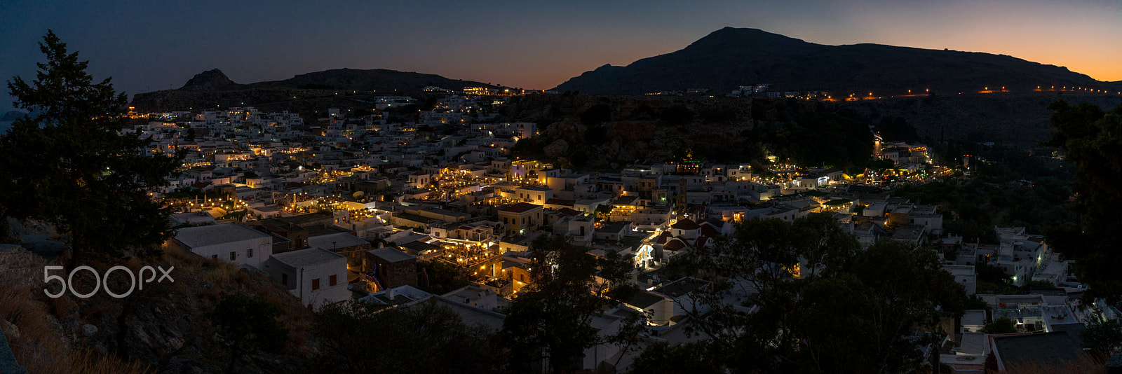 Sony Alpha NEX-5T + Sony Vario-Tessar T* E 16-70mm F4 ZA OSS sample photo. Lindos at dusk photography